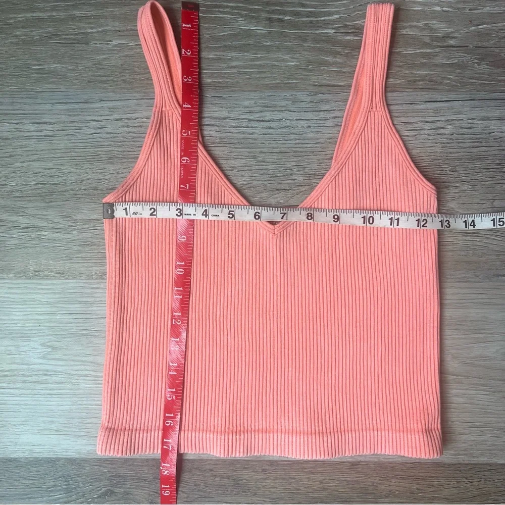 Bella Seamless cropped Coral Ribbed V-Neck Tank Top - Picture 4 of 8